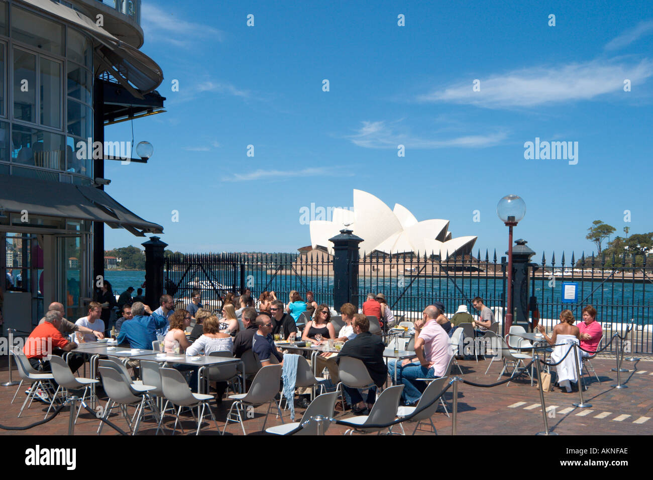 Cafe' sul marciapiede in Circular Quay con l'Opera House dietro, Sydney, Nuovo Galles del Sud, Australia Foto Stock