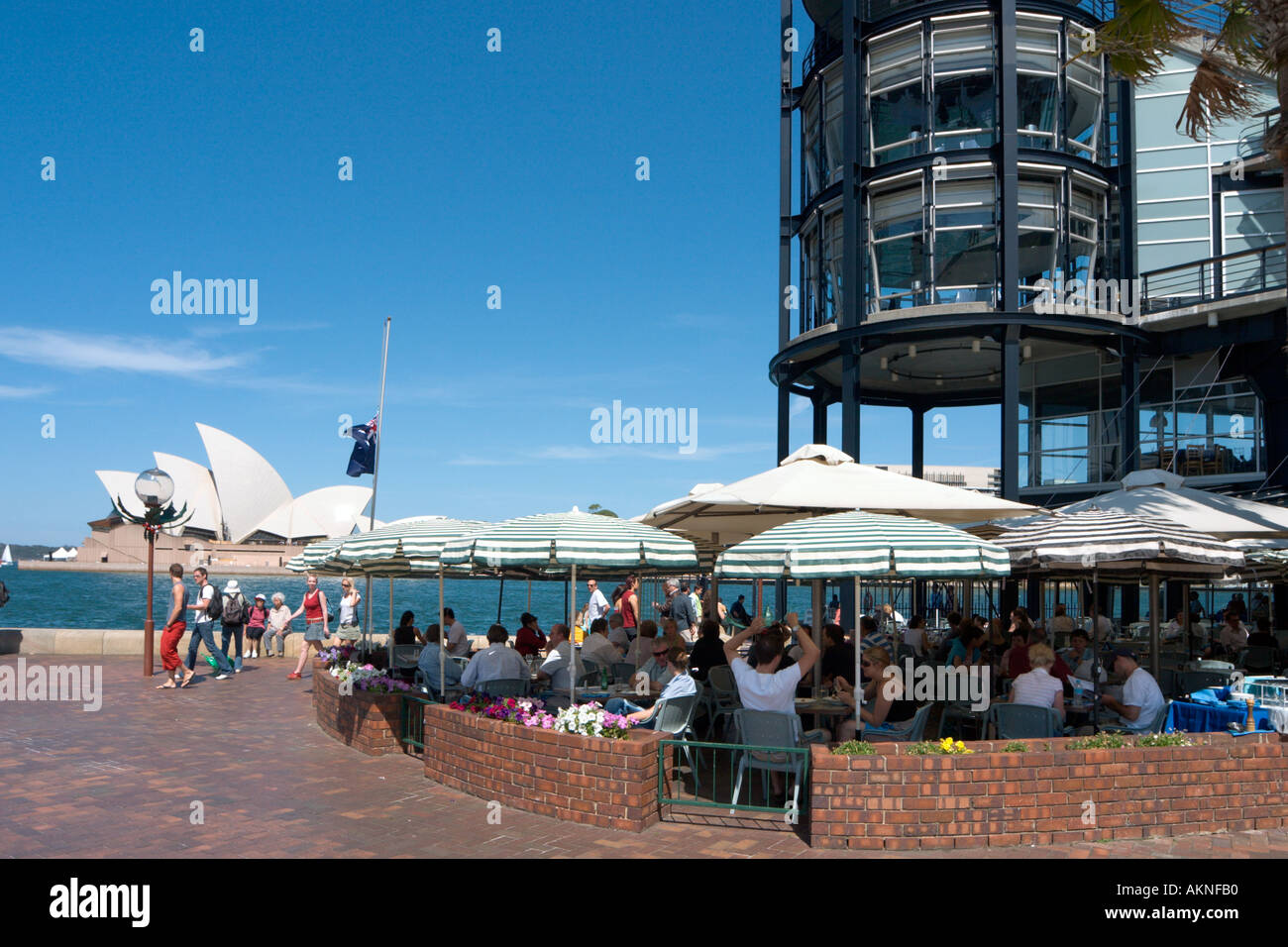 Cafe' sul marciapiede in Circular Quay con l'Opera House dietro, Sydney, Nuovo Galles del Sud, Australia Foto Stock