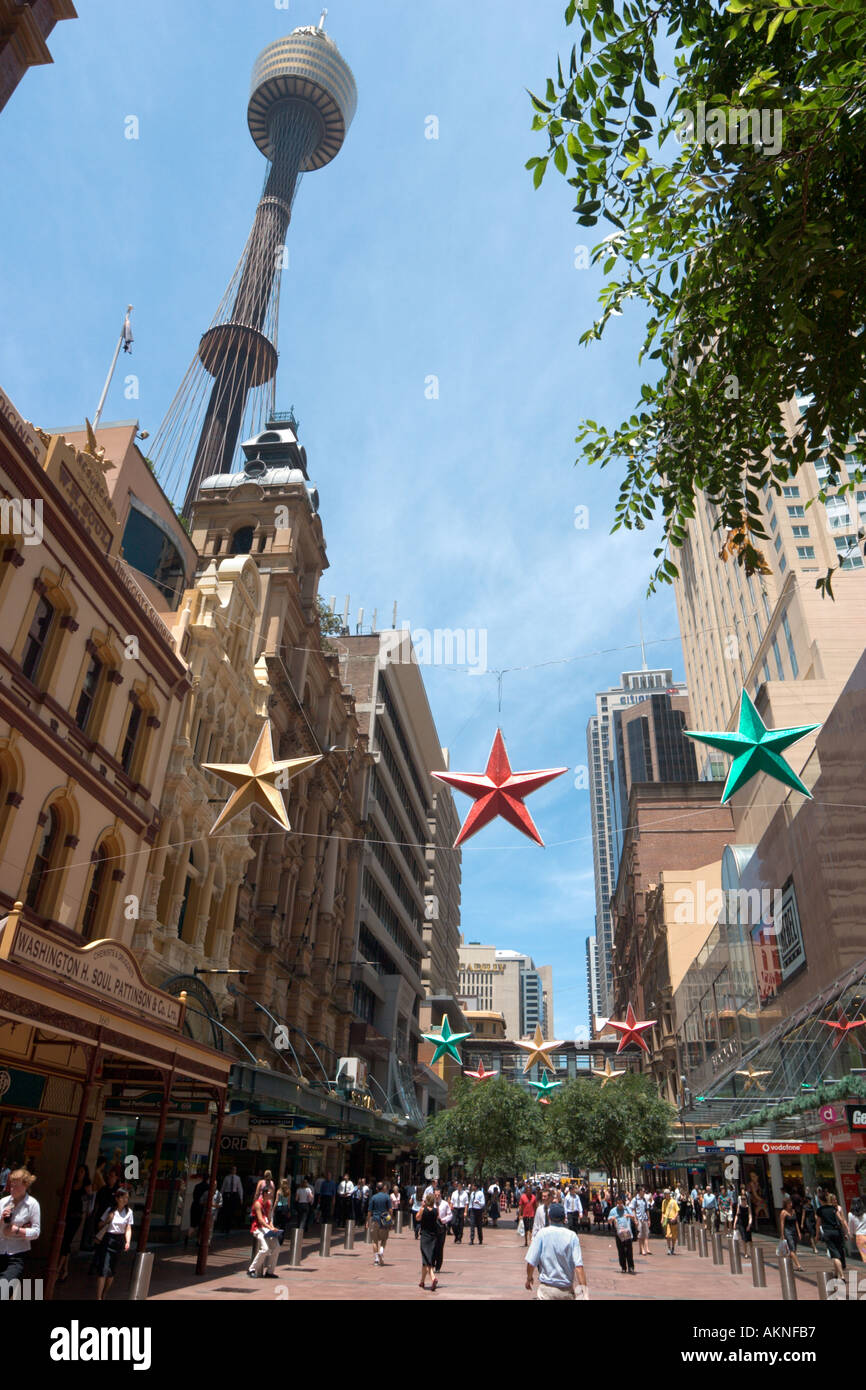 Pitt Street e Torre AMP durante lo shopping natalizio periodo di Sydney, Nuovo Galles del Sud Australia Foto Stock