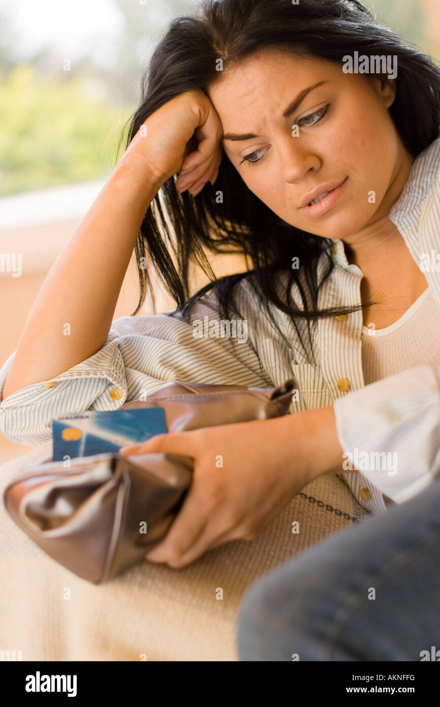 Donna preoccuparsi per le finanze Foto Stock