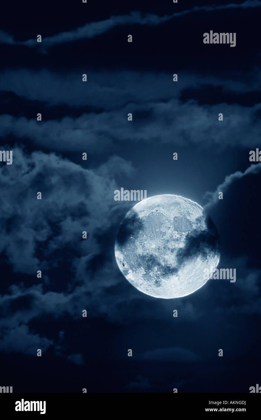 Luna piena con le nuvole di notte Foto Stock