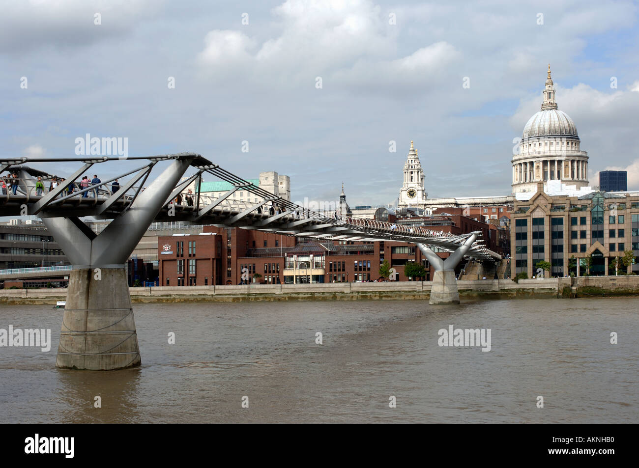 Millennium Bridge sul Tamigi e Saint Pauls Cathedral Londra Inghilterra REGNO UNITO Foto Stock