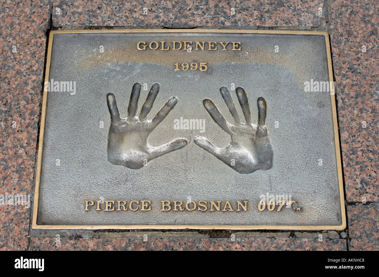 Pierce Brosnan marciapiede stampe a mano per Goldeneye 1995 Leicester Square Londra Inghilterra REGNO UNITO Foto Stock