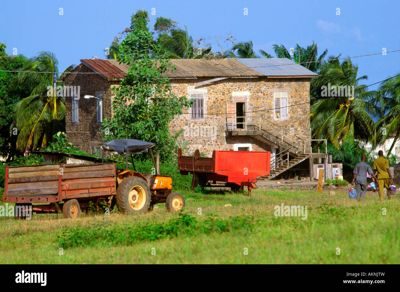 Un edificio in pietra nel paese francese stile architettonico in Tabou Costa d Avorio Foto Stock