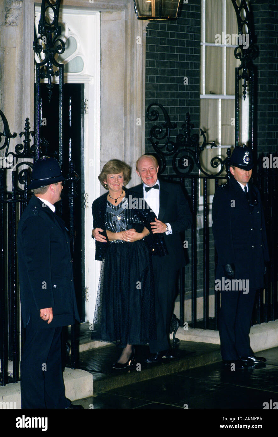 Ex leader del partito laburista Neil Kinnock e la moglie Glenys numero esterno 10 di Downing Street London REGNO UNITO Foto Stock