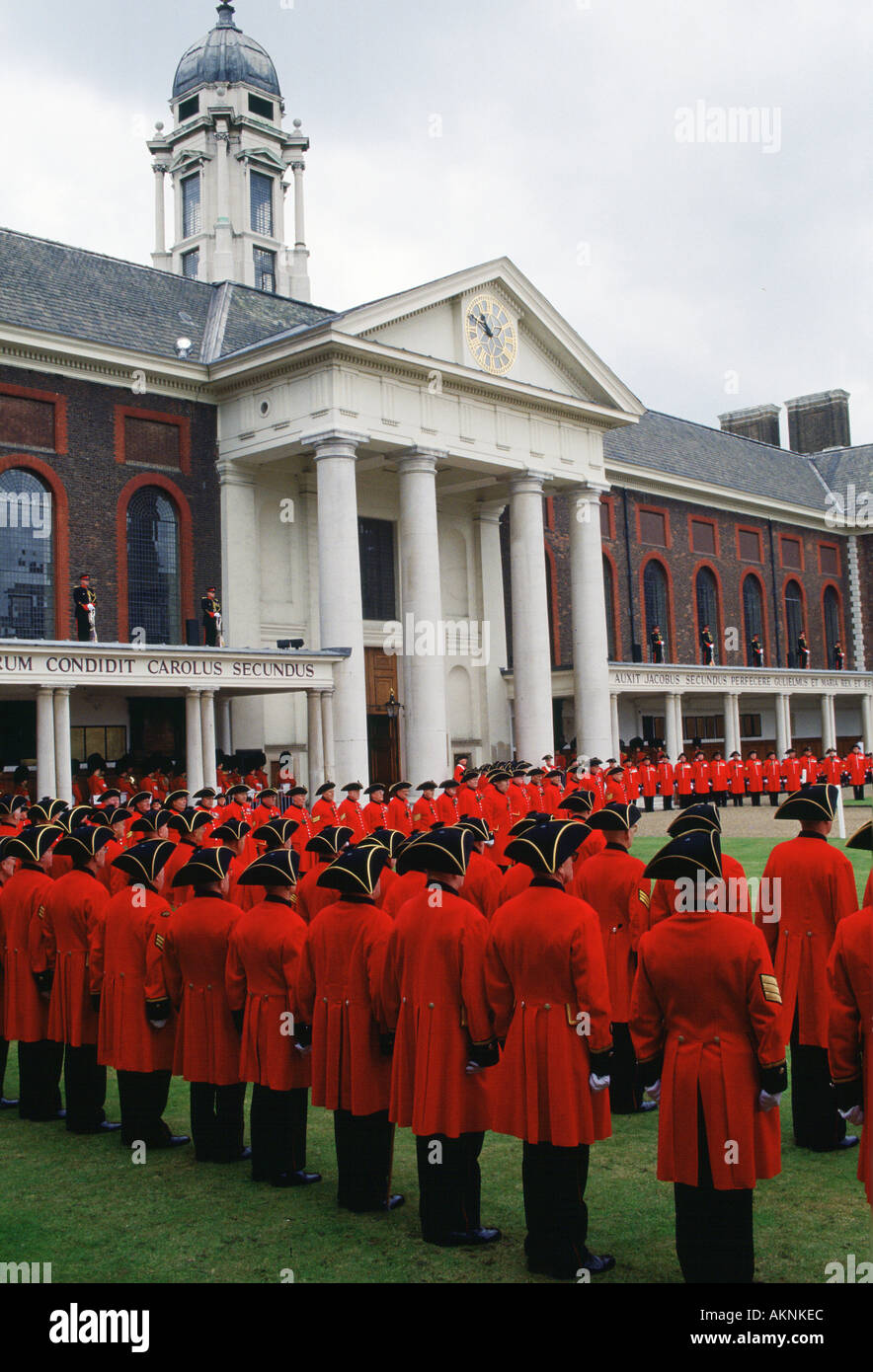 Chelsea pensionati in rosso strati sul fondatore s Day Parade presso il Royal Hospital Chelsea London REGNO UNITO Foto Stock