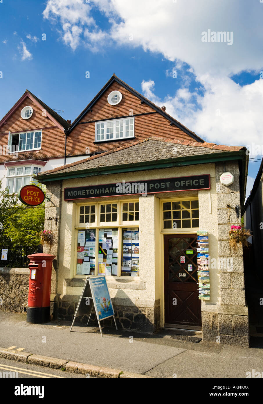 Piccolo centro rurale post office Moretonhampstead, Devon, Inghilterra, Regno Unito Foto Stock