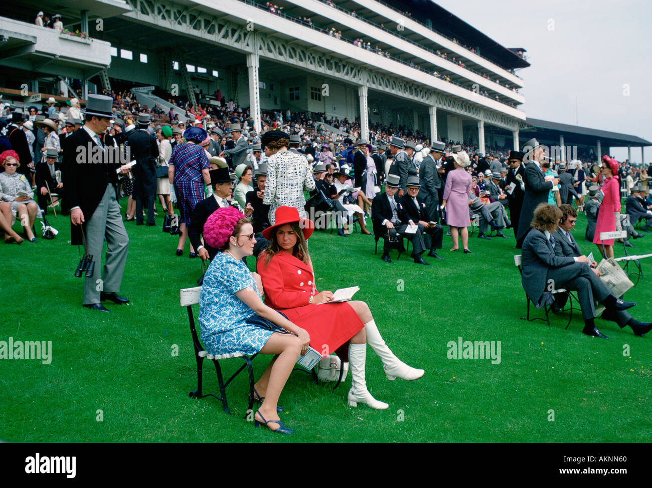 Racegoers frequentare l'Epsom Derby Inghilterra Regno Unito Foto Stock