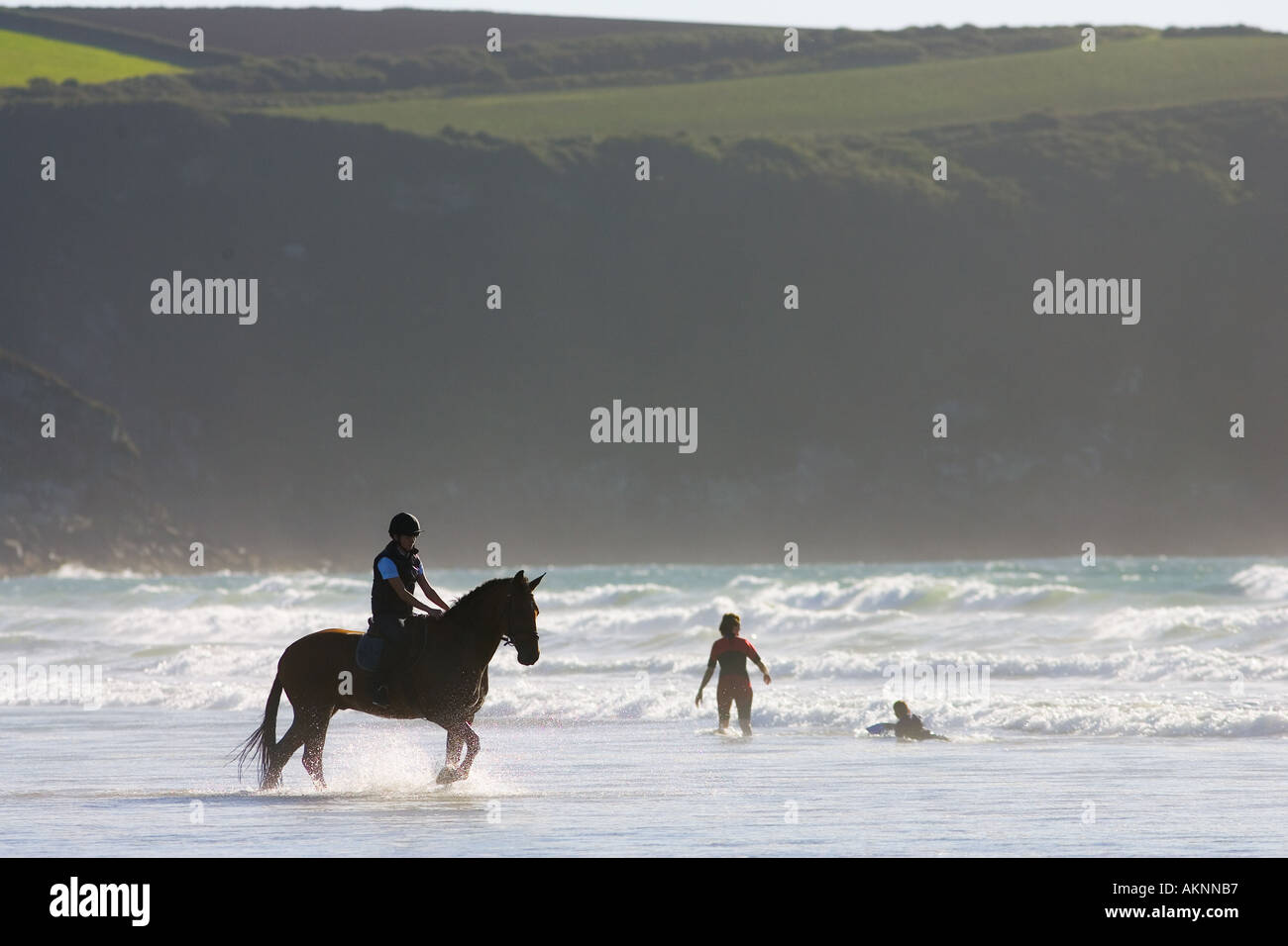 Giovane donna corse una baia a cavallo su vasta Oasi Beach Pembrokeshire Wales Regno Unito Foto Stock