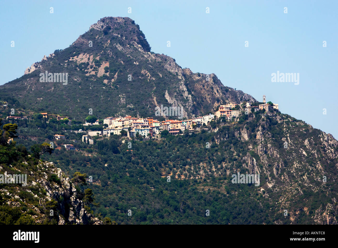 Cima minuscolo villaggio di Bonson in la valle del Var nelle Alpi Marittime o Alpes Maritimes, nel sud della Francia Foto Stock