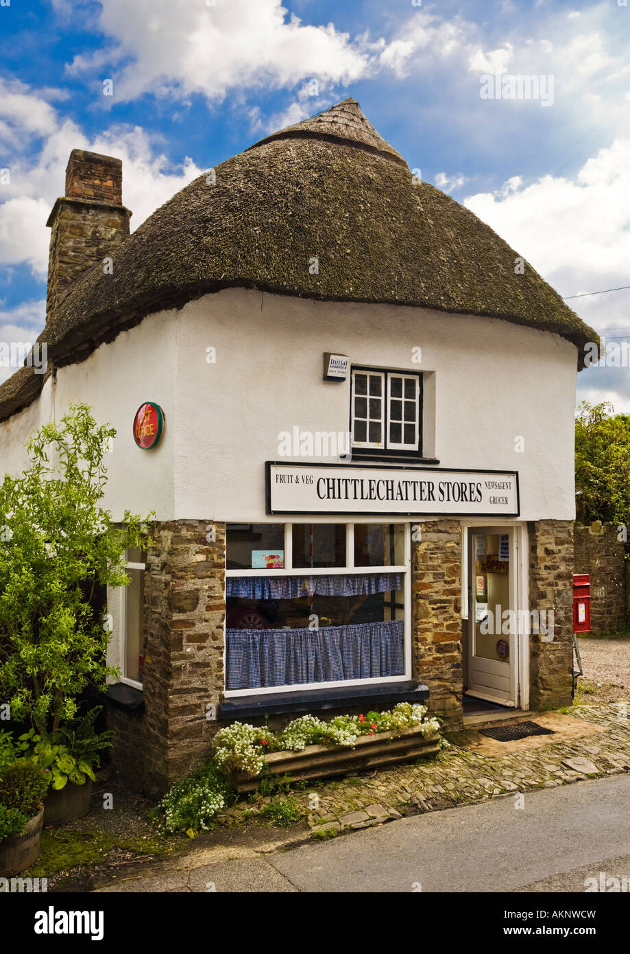 Piccolo centro rurale con tetto di paglia di post office e i negozi del villaggio ,Chittlehampton, North Devon, Inghilterra, Regno Unito Foto Stock