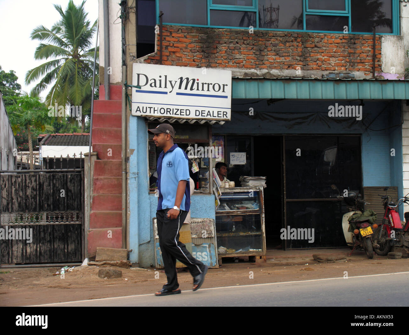 Uomo che cammina verso il basso street Colombo, Sri Lanka, Asia Foto Stock