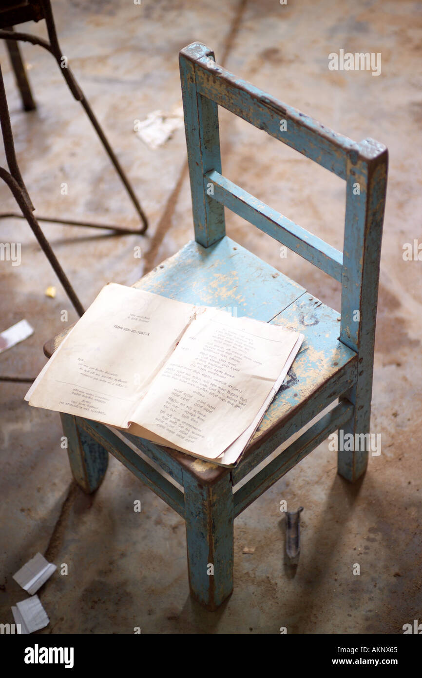 Scuola sedia con prenota impassibile quanto lo Tsunami, Hegalla M V Scuola, Sri Lanka, Asia Foto Stock