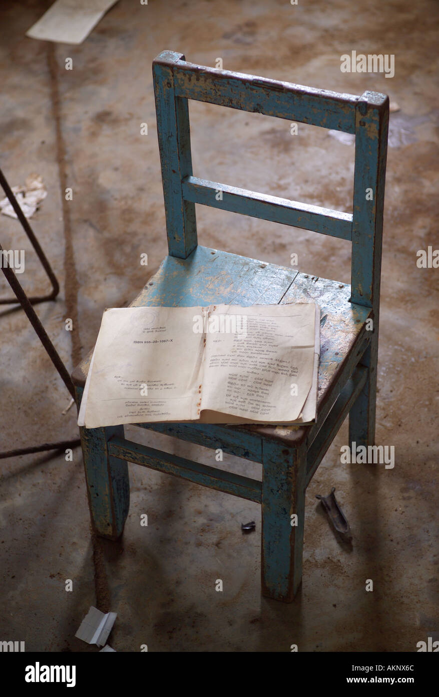 Scuola sedia con prenota impassibile quanto lo Tsunami, Hegalla M V Scuola, Sri Lanka, Asia Foto Stock