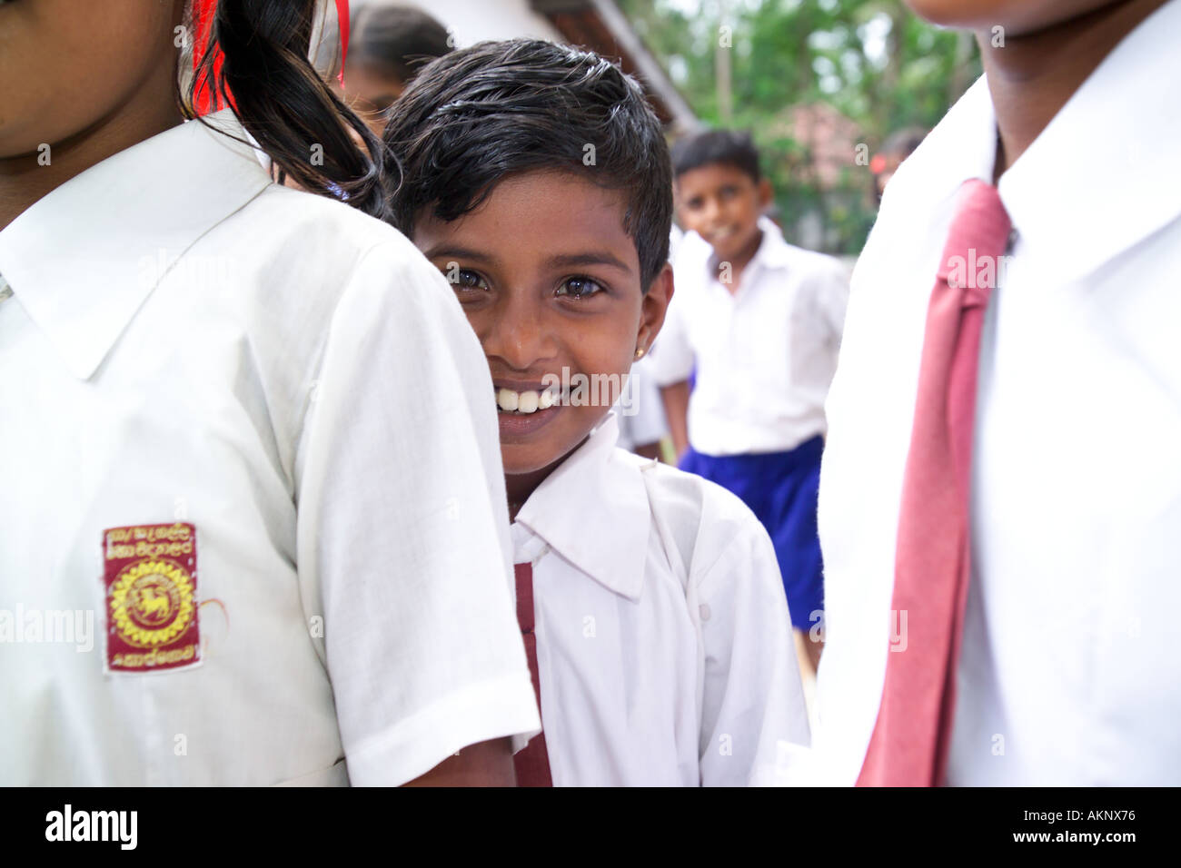 Bambini sorridenti a scuola colpite dallo Tsunami in Sri Lanka, Asia Foto Stock