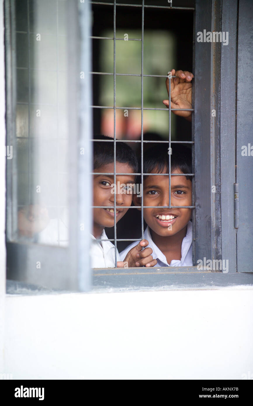 Scolari a scuola colpite da Tsunami Hegalla, M V scuola dello Sri Lanka asia Foto Stock