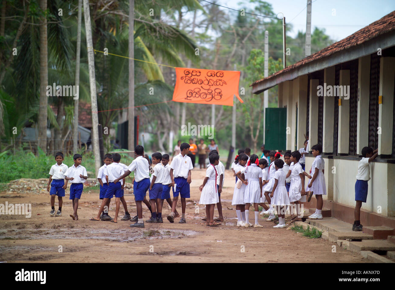 Playtime presso una scuola colpite dal maremoto, Hegalla M V Scuola, Sri Lanka, Asia Foto Stock