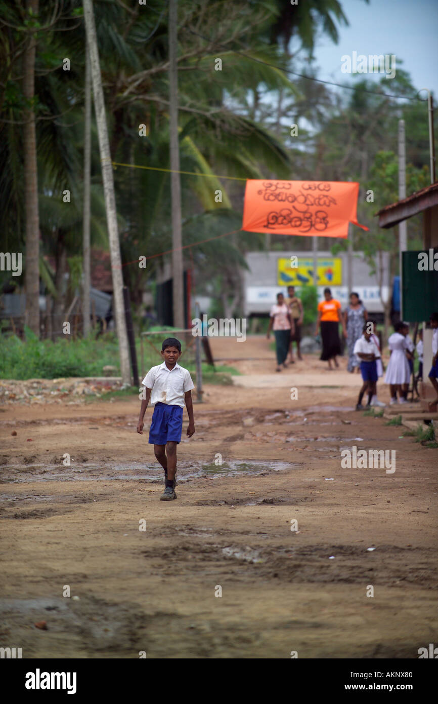 Ragazzo attraversando a piedi schoolyard di colpite da Tsunami Hegalla M V Scuola, Sri Lanka, Asia Foto Stock