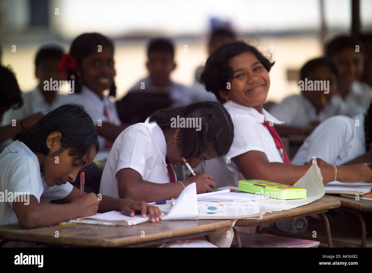 I bambini durante una lezione in classe temporanea della scuola colpiti dal maremoto, Hegalla M V Scuola, Sri Lanka, Asia Foto Stock