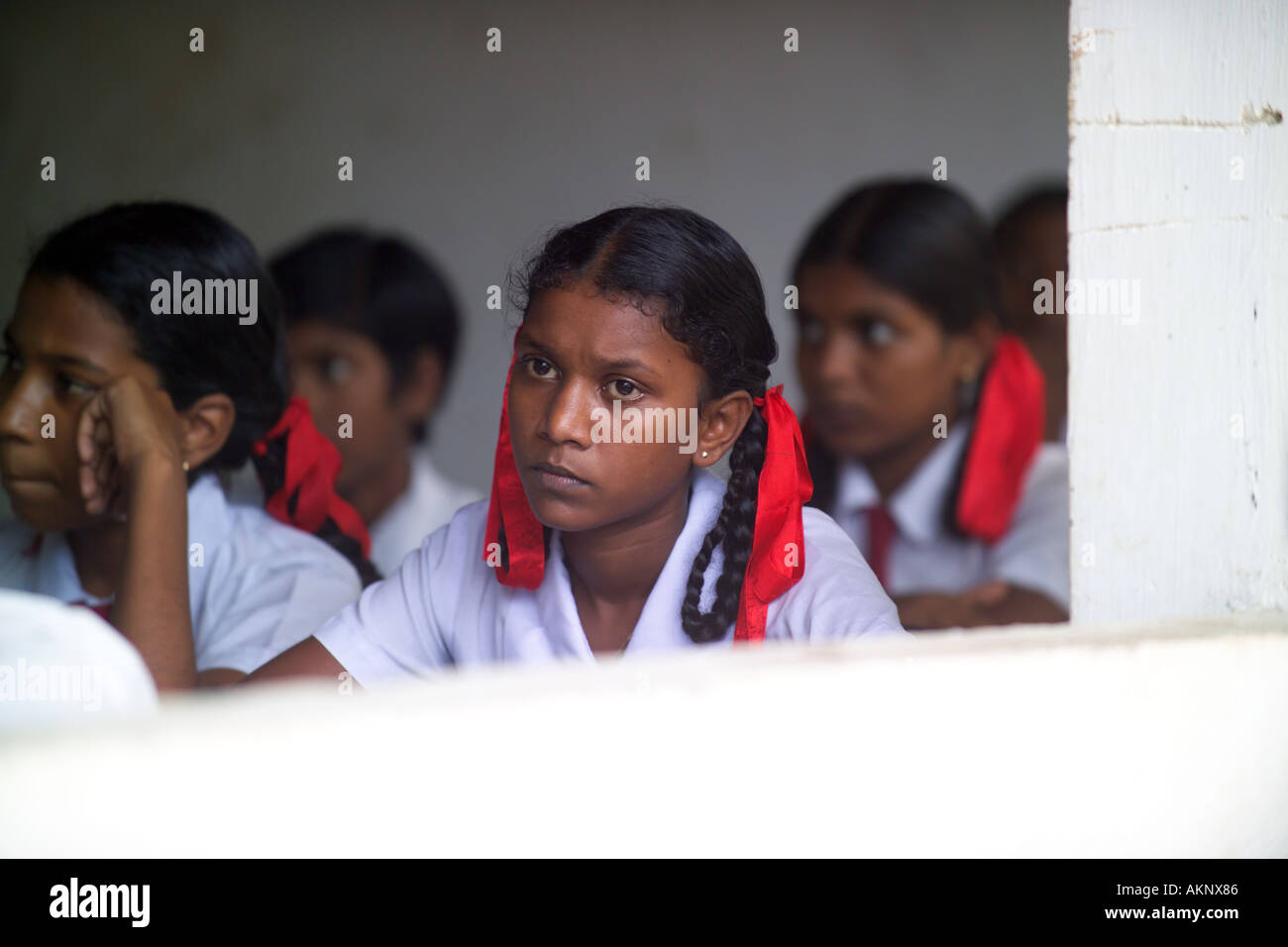 Schoolgirl durante una lezione a scuola colpite dal maremoto, Hegalla M V Scuola, Sri Lanka, Asia Foto Stock