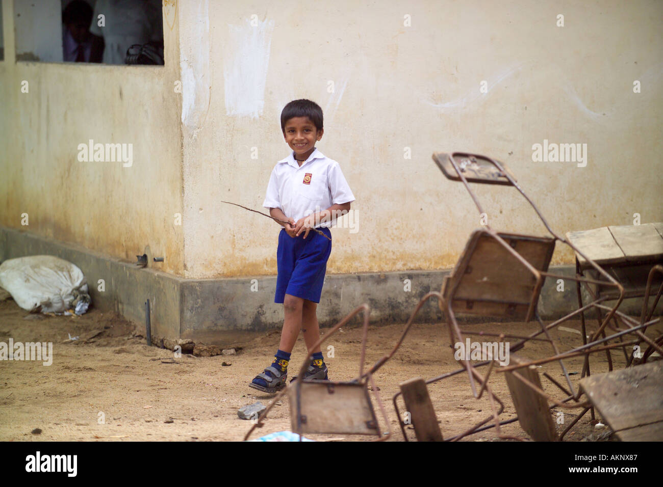 Scolaro a scuola colpite dal maremoto, Hegalla M V Scuola, Sri Lanka, Asia Foto Stock