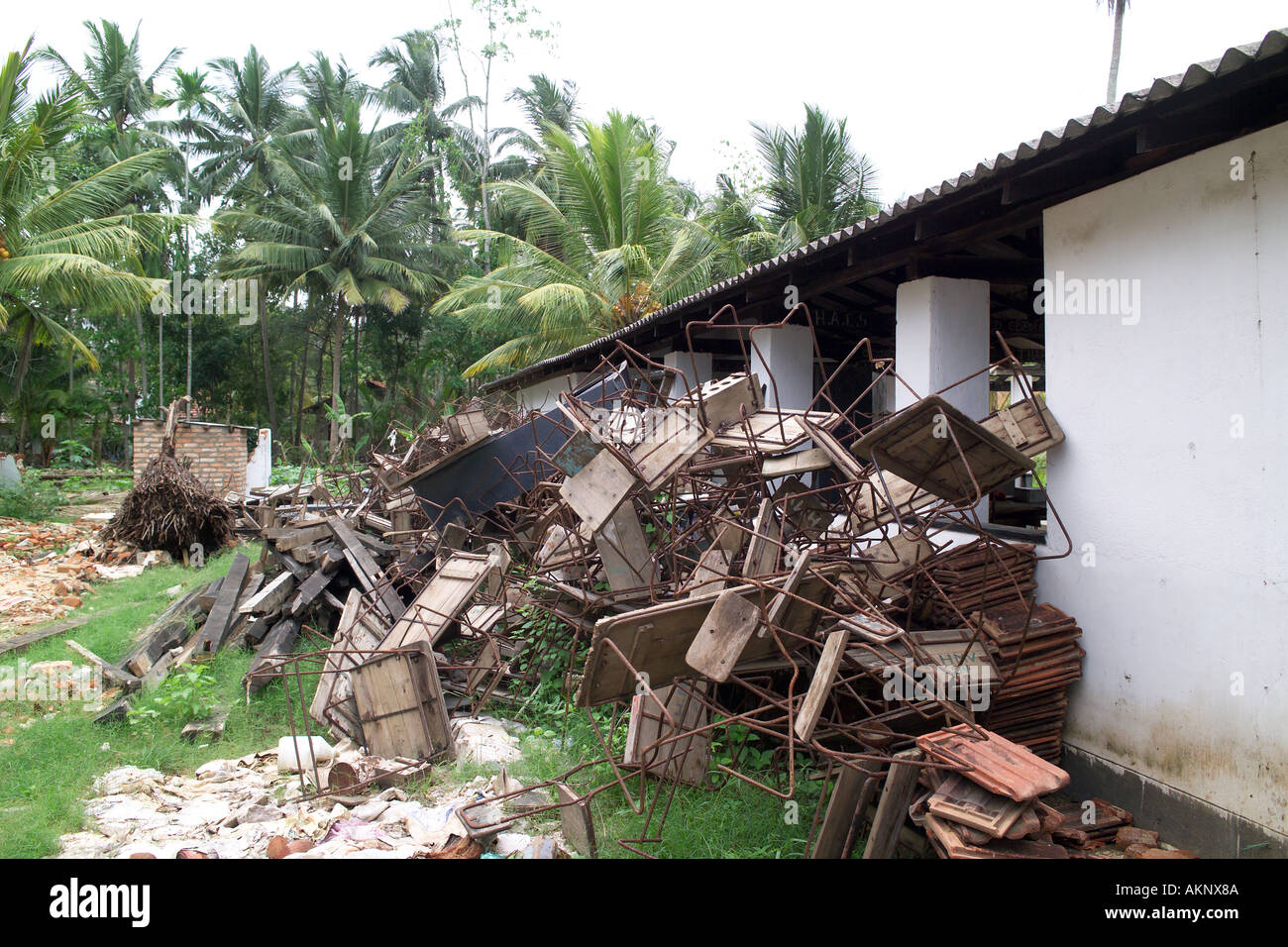 Scuola sedie impilate fino all indomani dello tsunami, Hegalla M V Scuola, Sri Lanka, Asia Foto Stock
