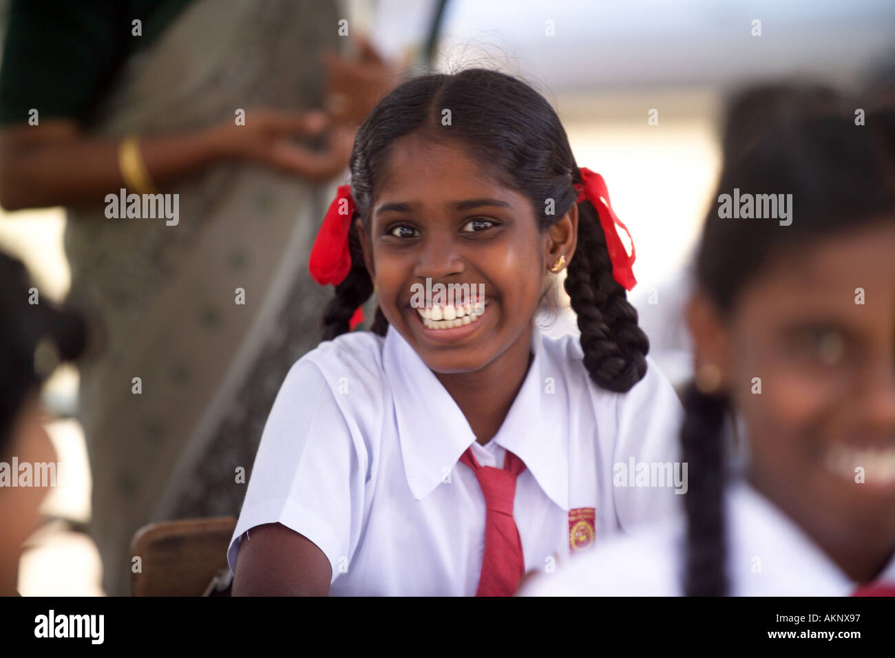 Schoolgirl durante una lezione a scuola colpite dal maremoto, Hegalla M V Scuola, Sri Lanka, Asia Foto Stock