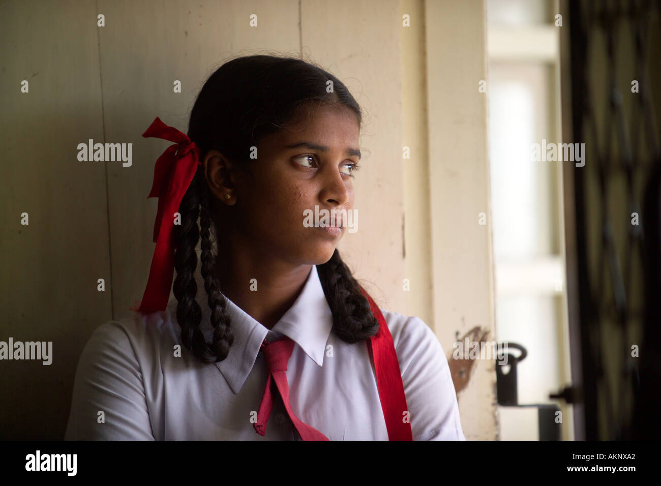 Ragazza della scuola che ha perso entrambi i genitori per lo Tsunami, Hegalla M V Scuola, Sri Lanka, Asia Foto Stock