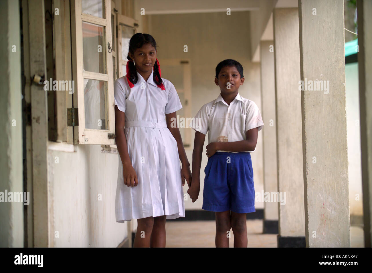 Sorella e fratello che hanno perso il loro padre per lo Tsunami, Hegalla M V Scuola, Sri Lanka, Asia Foto Stock