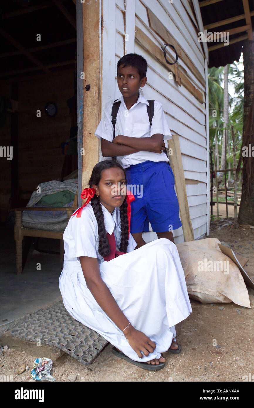 Sorella e fratello che hanno perso il loro padre per lo Tsunami in Sri Lanka, Asia Foto Stock