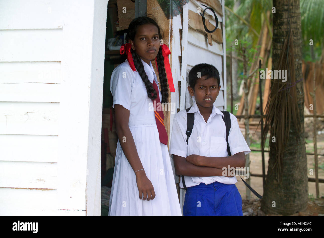 Sorella e fratello che hanno perso il loro padre per lo Tsunami, che vivono in alloggi temporanei, Sri Lanka, Asia Foto Stock