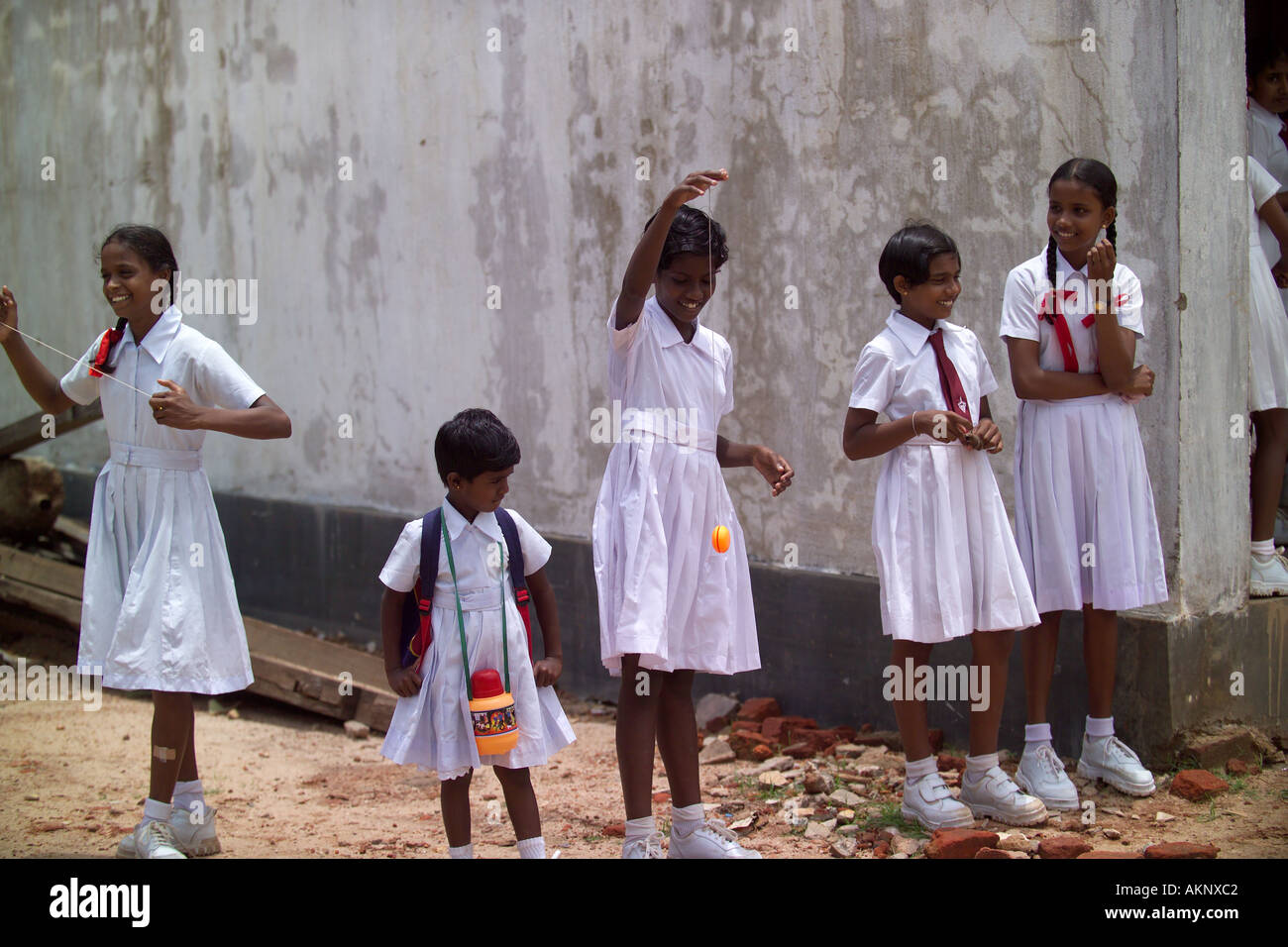Studentesse a suonare in una scuola colpite dallo Tsunami in Sri Lanka, Asia Foto Stock