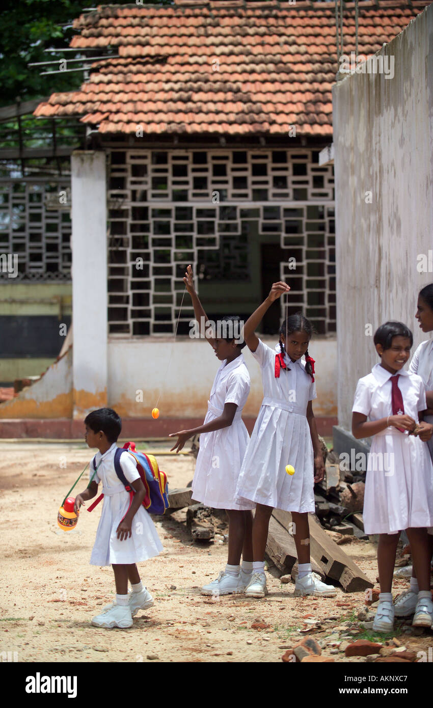 Studentesse a suonare in una scuola colpite dallo Tsunami in Sri Lanka, Asia Foto Stock