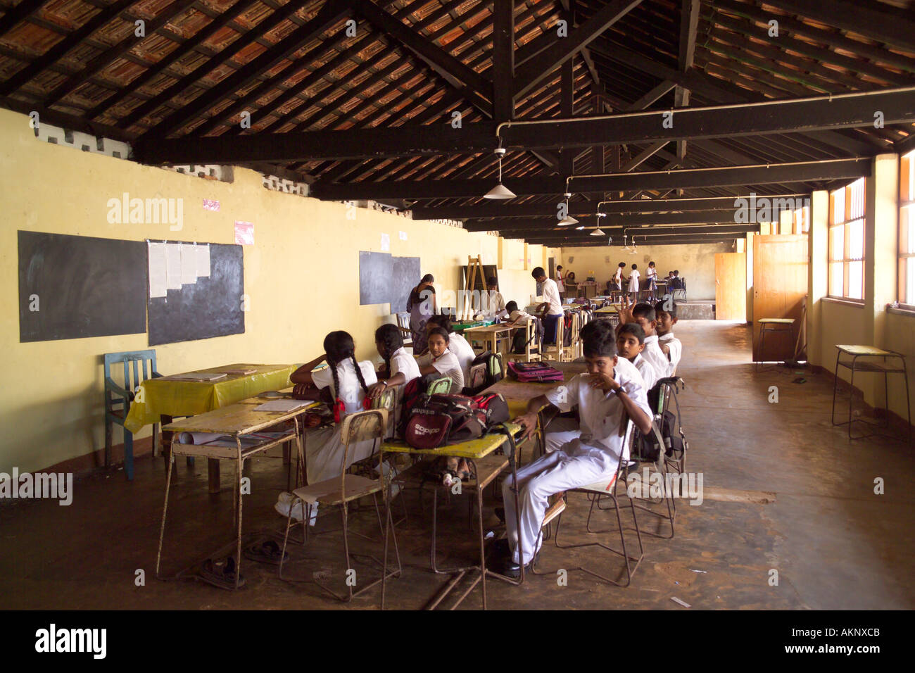 I bambini durante una lezione in classe temporanea di scuola colpite dallo Tsunami in Sri Lanka, Asia Foto Stock