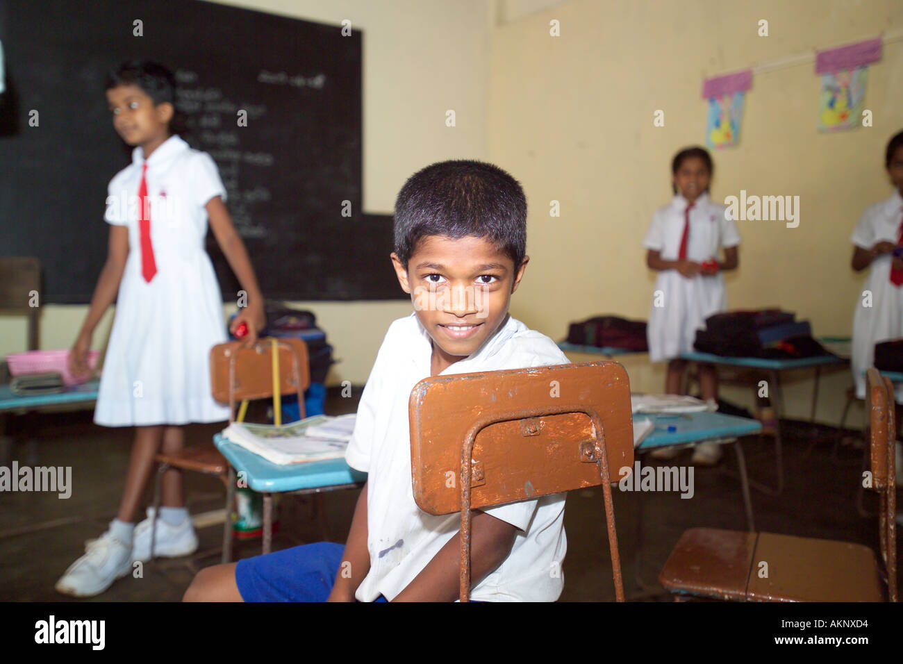 Scolaro a scuola colpite dallo Tsunami in Sri Lanka, Asia Foto Stock