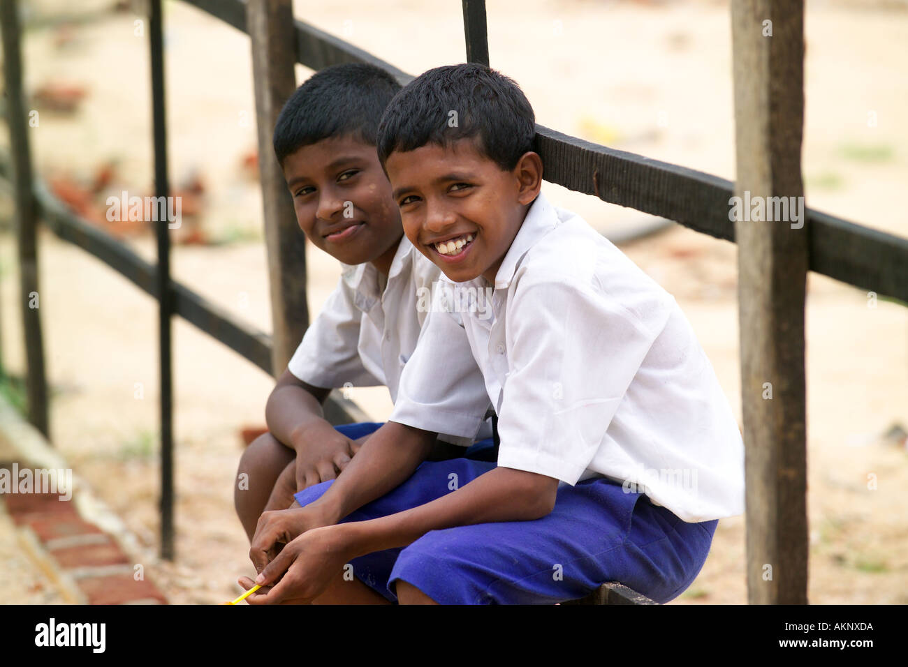 Scolari presso una scuola colpite dallo Tsunami in Sri Lanka, Asia Foto Stock