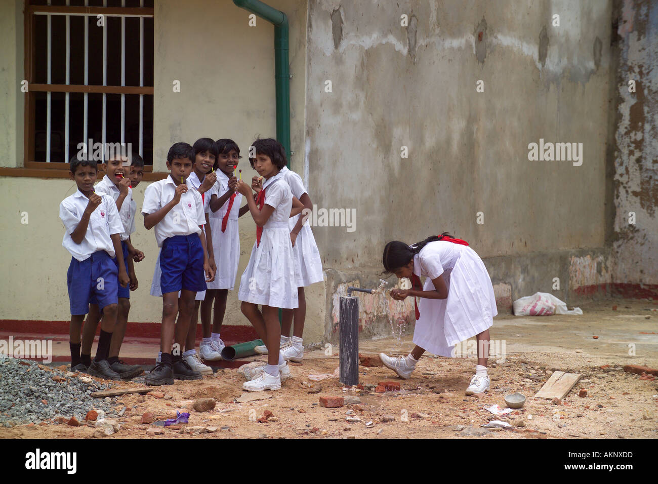 La scuola dei bambini di una scuola colpita dallo tsunami in Sri Lanka, Asia Foto Stock
