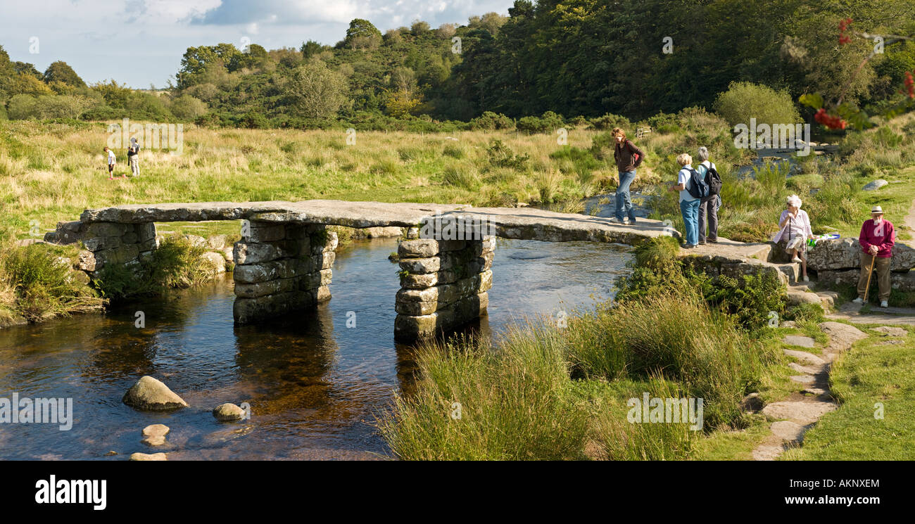 Il battaglio antico ponte a Postbridge, Dartmoor Devon, Regno Unito Foto Stock
