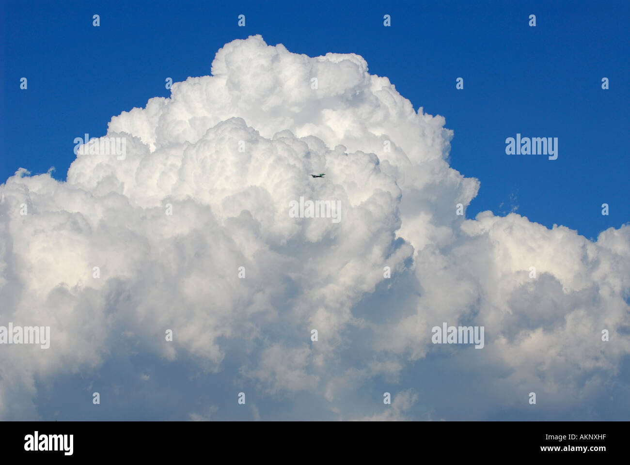 Piccola Air Canada Jazz jet aereo tra grandi cumulonimbus nuvole e cielo blu Foto Stock