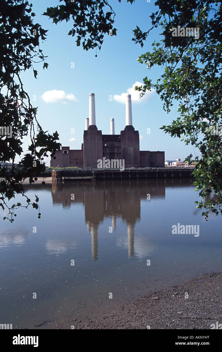 Vecchio battersea power station fiume Tamigi Londra Inghilterra Regno unito Gb Foto Stock