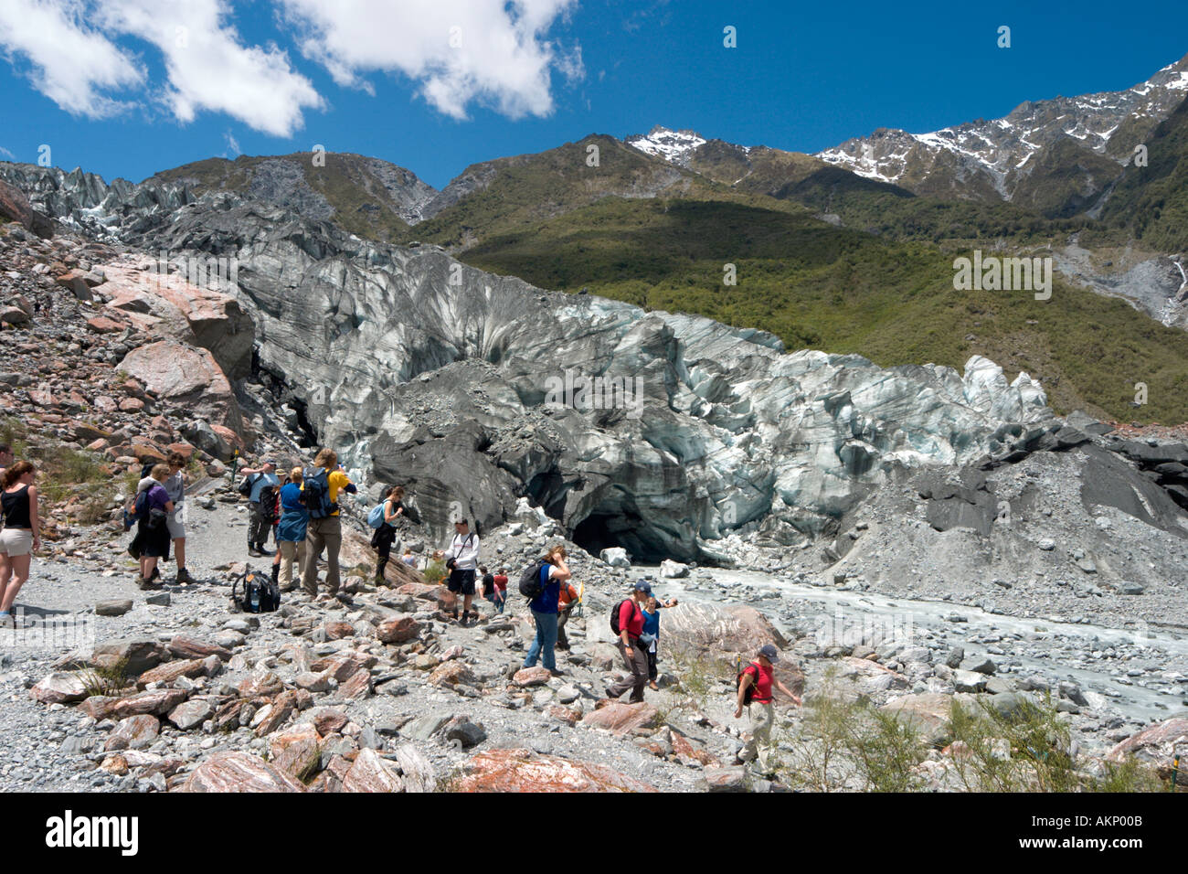 Un gruppo di escursionisti in corrispondenza del terminale (piede) di Fox Glacier, Isola del Sud, Nuova Zelanda Foto Stock