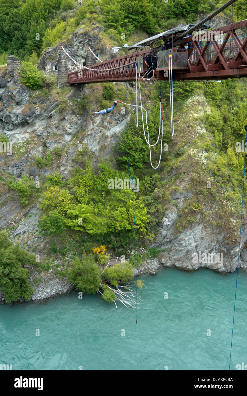 Bungee che salta dal Kawarau Bridge, Otago, Isola del Sud, Nuova Zelanda Foto Stock