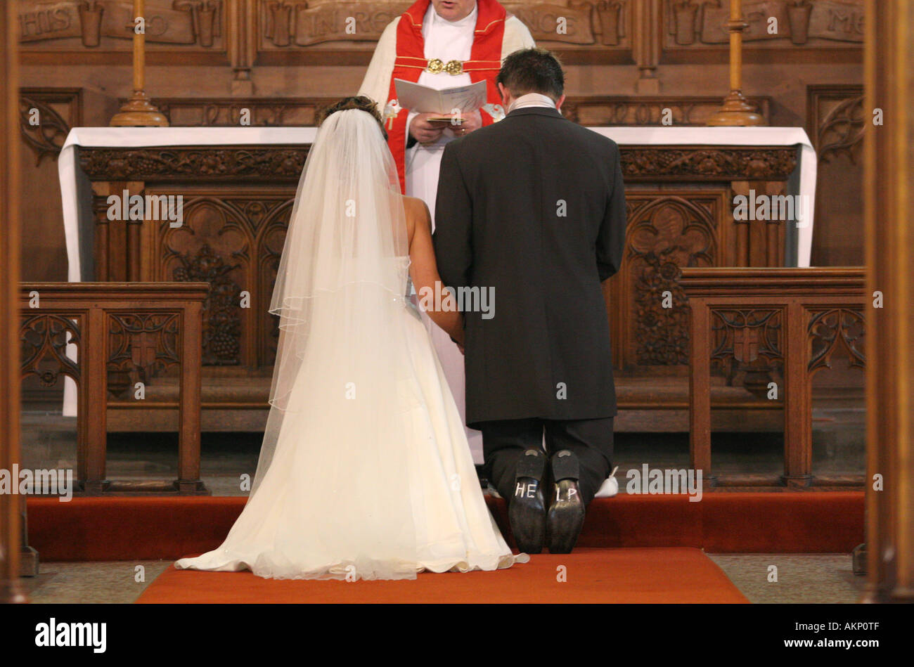 Lo Sposo Con Aiuto Scritto Su Suole Di Calzature Si Inginocchia All Altare Durante La Chiesa Cattolica Cerimonia Di Nozze Uk Funny Divertente Foto Stock Alamy