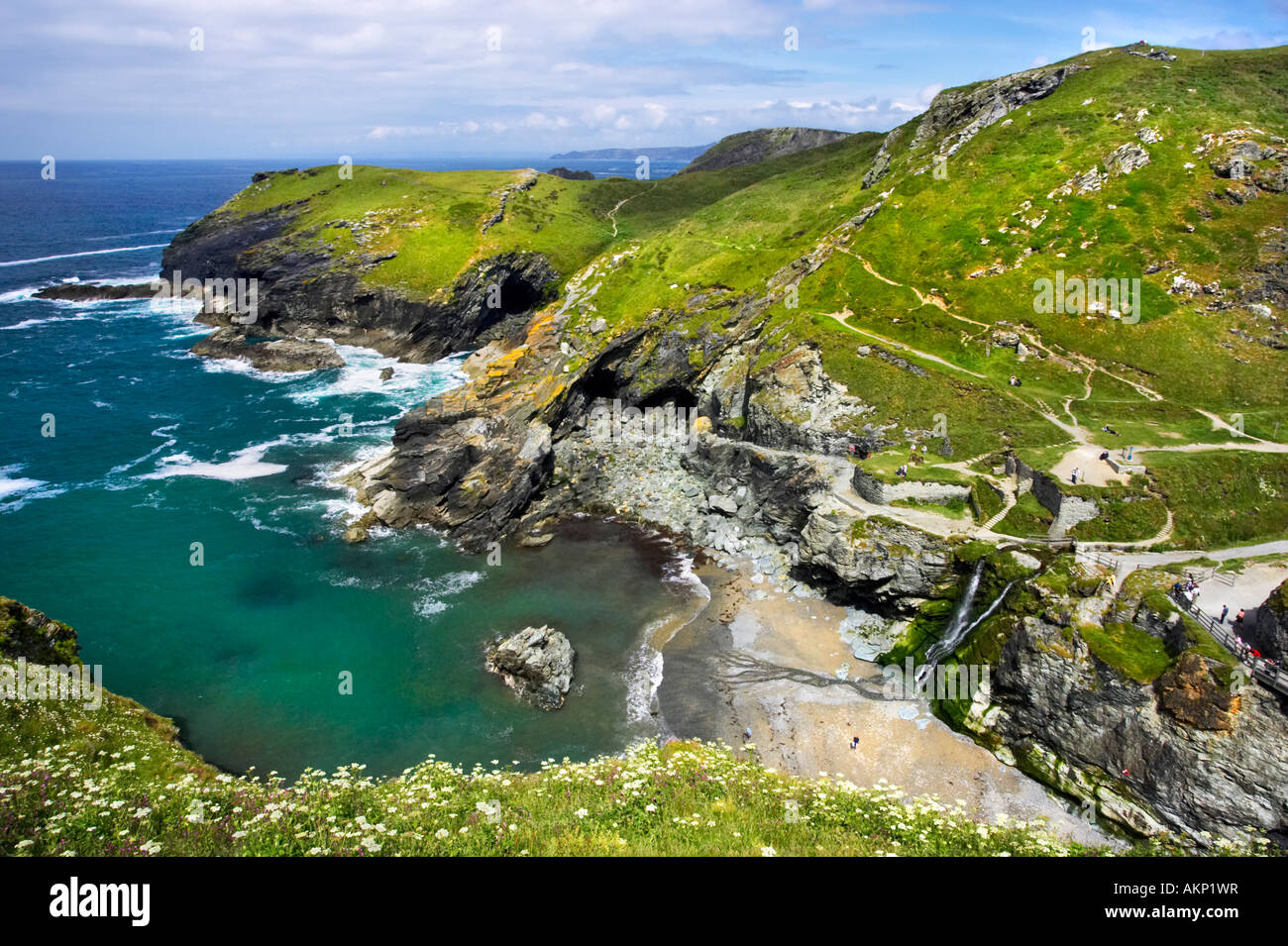 Tintagel Haven sul Cornish Coast, visto da Tintagel Castle. Una cascata è versamento sulla spiaggia. Tintagel, Cornwall. Foto Stock