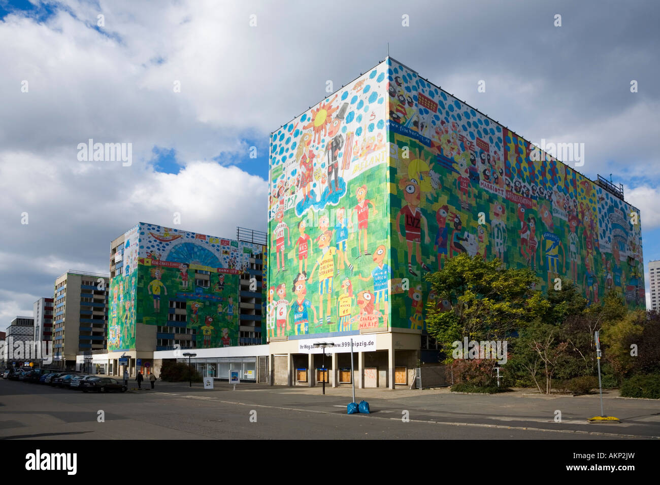 Edifici socialista destinati alla demolizione e avvolto in murales Leipzig Germania Foto Stock