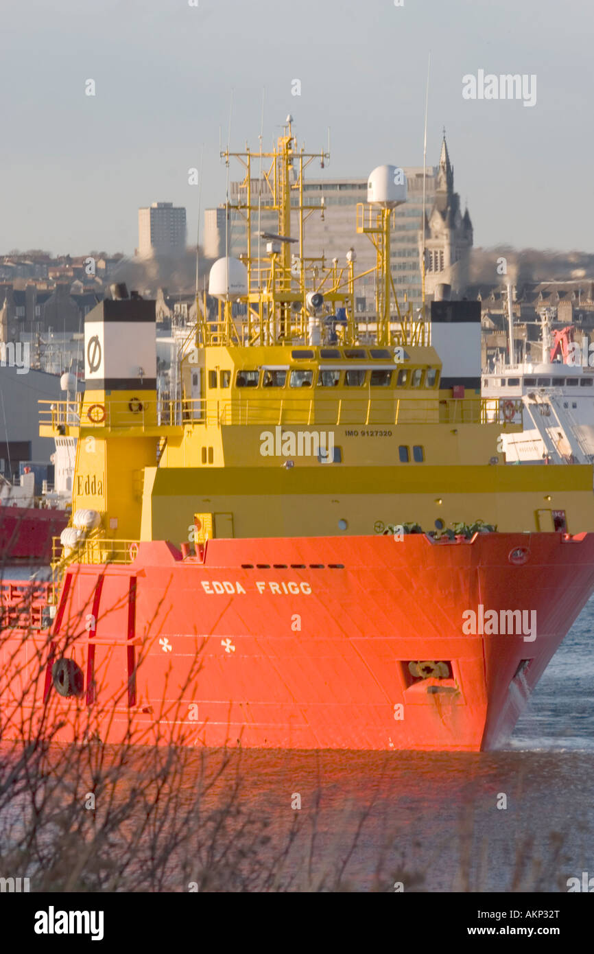 Supporto dell'olio nave nel porto di Aberdeen, Scozia Foto Stock