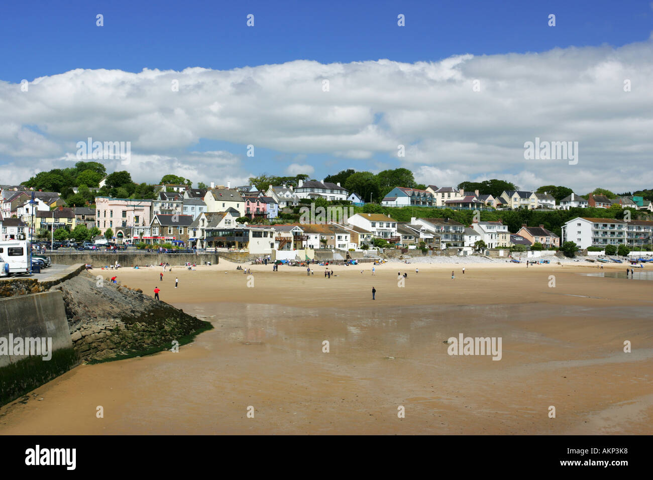 Vista del popolare cittadina balneare Saundersfoot beach con i turisti sulla sabbia Pembrokeshire West Wales UK Foto Stock