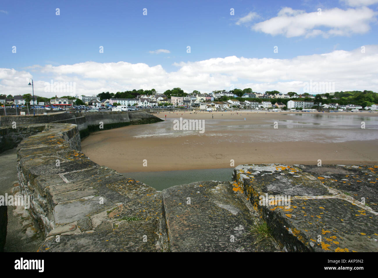 Vista del popolare cittadina balneare Saundersfoot Spiaggia e molo Pembrokeshire West Wales UK Foto Stock