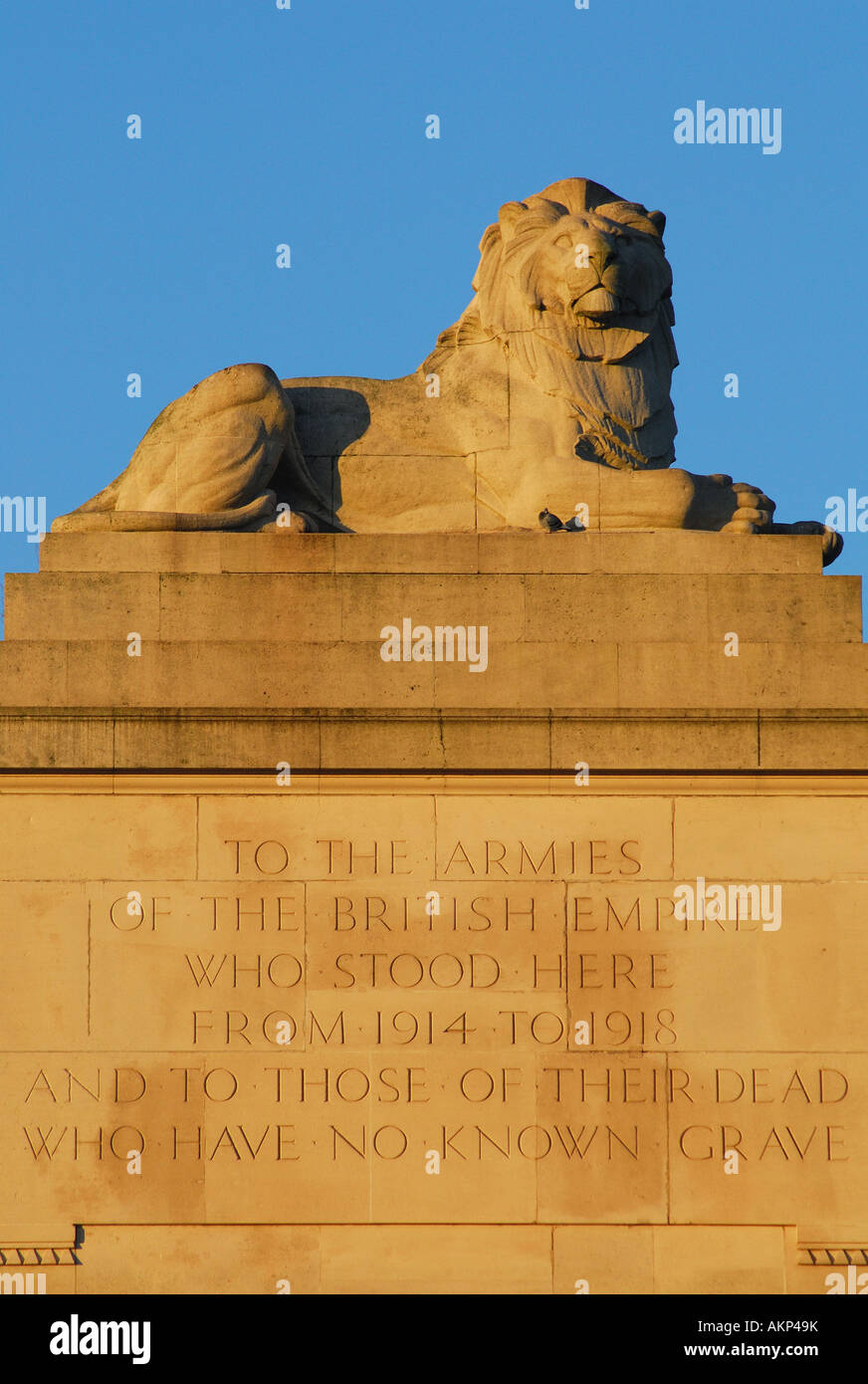 Leone di pietra Menin Gate Memorial, Ypres, Belgio Foto Stock