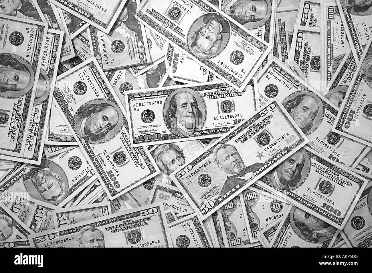 Pila di un centinaio di dollari in bianco e nero Foto Stock
